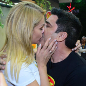 Edu Guedes e Ana Hickmann trocaram beijos na primeira aparição pública como casal