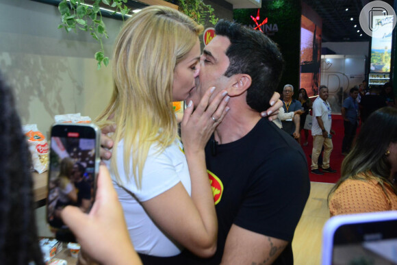 Edu Guedes e Ana Hickmann trocaram beijos na primeira aparição pública como casal