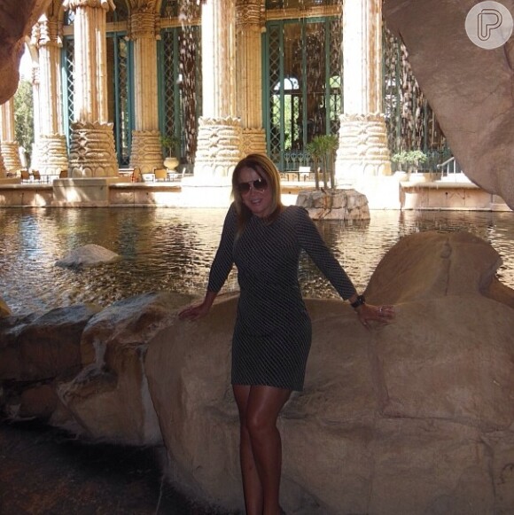 Zilu posta foto de vestido curto e pernas saradas de fora em condomínio luxuoso em Miami, nos Estados Unidos, e arranca elogios de seus seguidores do Instagram, em 4 de março de 2013