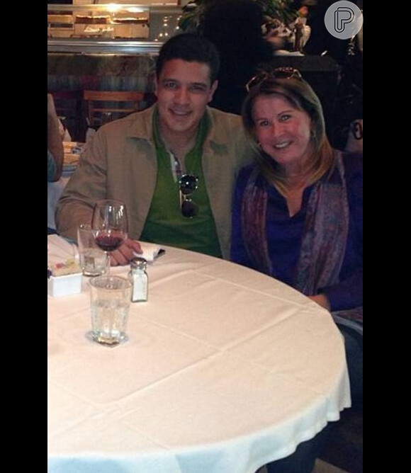 No início de março, Zilú publicou uma foto ao lado do afilhado, o advogado Fernando Viana, durante um jantar em Miami