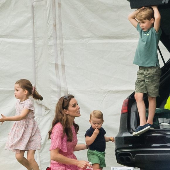 Kate Middleton é mãe de Charlotte, Louis e George: os três são frutos de seu casamento com Príncipe William