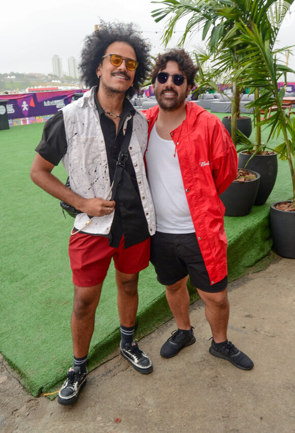 Ex-BBB João Pedrosa, ao lado do namorado, apostaram em looks confortáveis para o Lollapalooza