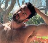 Sergio Marone posa só de sunga em fotos pós-piscina e volumão na sunga impressiona web