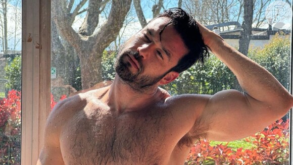 Sergio Marone posa só de sunga em fotos pós-piscina e volumão na sunga impressiona web