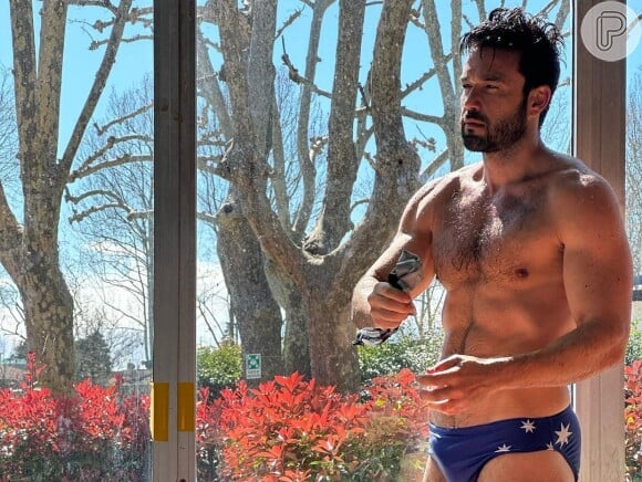 Já fora da piscina, Sergio Marone posou só de sunga e um volumão íntimo deu o que falar na web