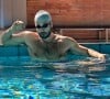 Sergio Marone compartilhou uma nova sequência de fotos de pura sensualidade, dessa vez na piscina