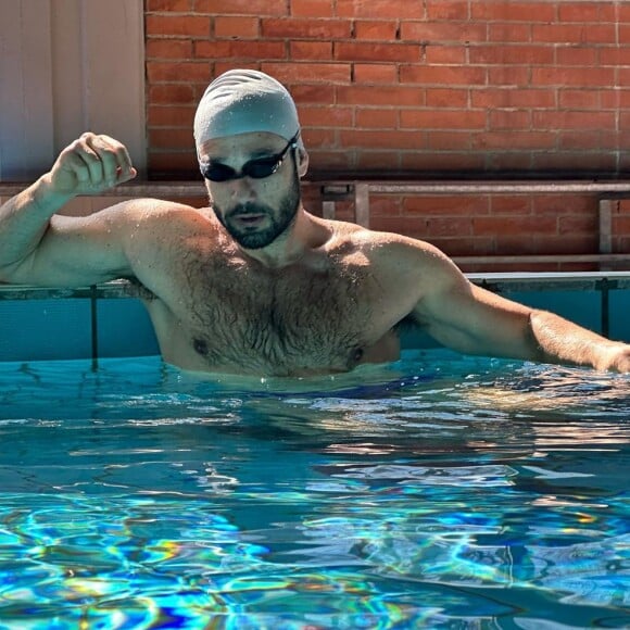 Sergio Marone compartilhou uma nova sequência de fotos de pura sensualidade, dessa vez na piscina