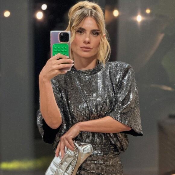 Carolina Dieckmann apostou no brilho para aniversário de Anitta