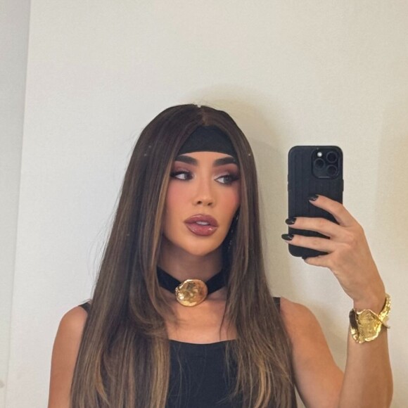 Rafa Uccman elegeu uma saia com formato de flores para aniversário de Anitta