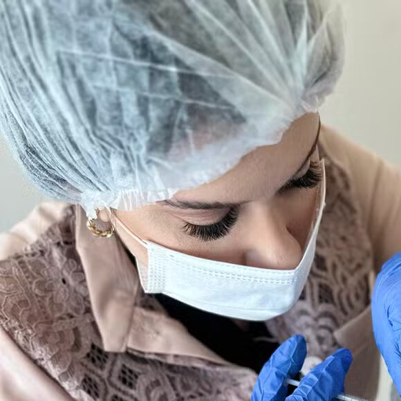 Andressa Urach, duas semanas depois de retirar as costelas, fez retocou o botox e as olheiras