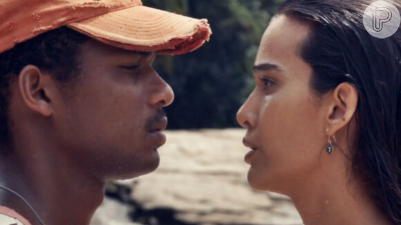 Em 'Renascer', João Pedro (Juan Paiva) e Mariana (Theresa Fonseca) tomam banho juntos na cachoeira