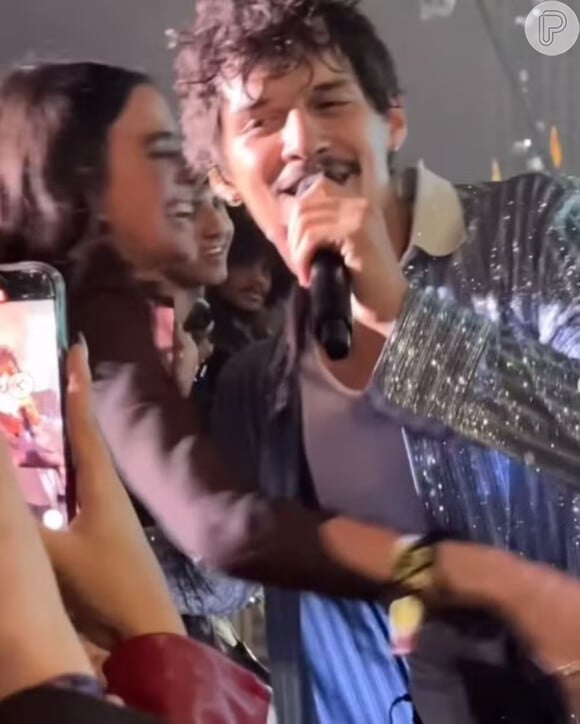 Bruna Marquezine ganhou abraço de Omar Apollo em show no Lollapalooza 2024