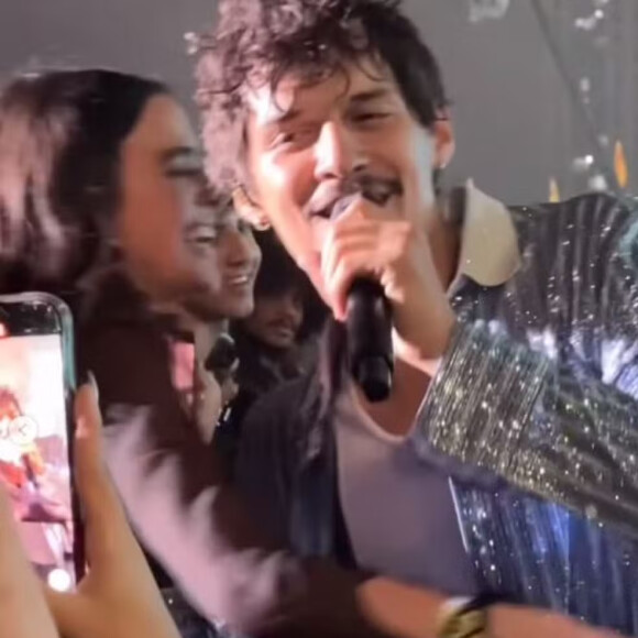 Bruna Marquezine ganhou abraço de Omar Apollo em show no Lollapalooza 2024