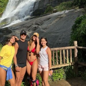 Vanessa Lopes e a família, em foto compartilhada no Instagram neste sábado (30)