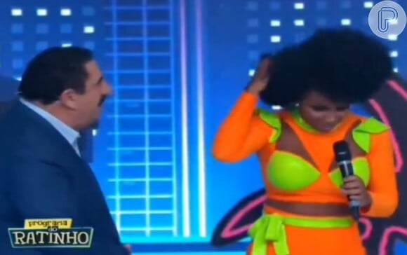 Ratinho acusa uma bailarina negra de usar peruca e ter piolho durante seu programa no SBT