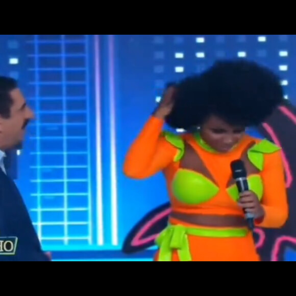 Ratinho acusa uma bailarina negra de usar peruca e ter piolho durante seu programa no SBT