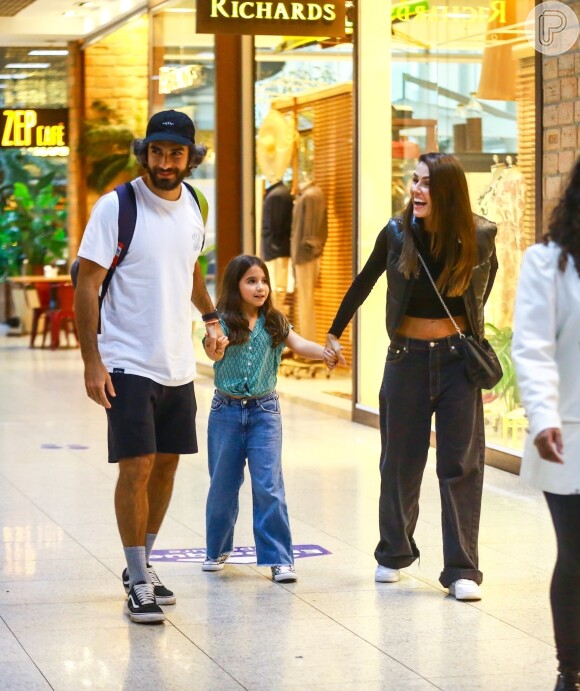 Solteira, Deborah Secco revelou desejo de beijar na boca após revelar fim do casamento com Hugo Moura, pai de sua filha, Maria Flor, 8 anos