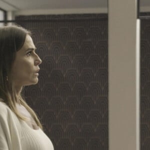 Taís (Késia) conta a verdade para Lara (Deborah Secco) sobre ser amante de Atila (Sergio Guizé) em Elas por Elas