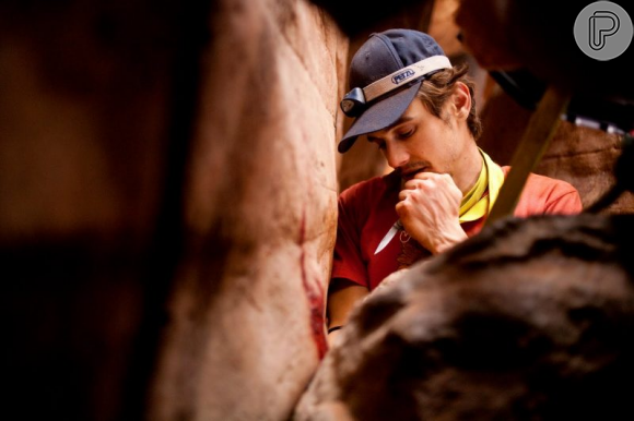 Por seis dias, Aron Ralston manteve-se vivo com um autocontrole feroz e uma convicção de que apenas o pensamento lógico poderia deixá-lo sobreviver.