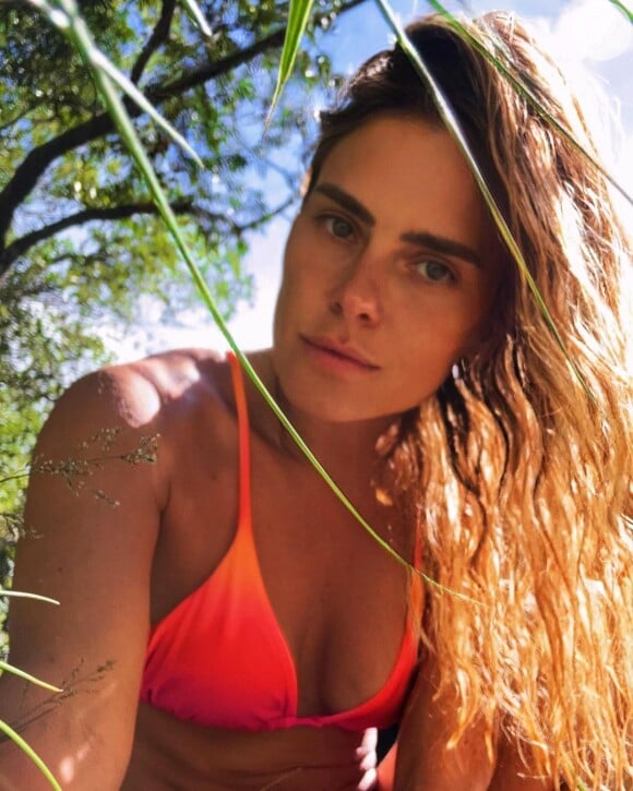 Carolina Dieckmann destacou sua beleza natural em registros publicados no Instagram e recebeu elogios