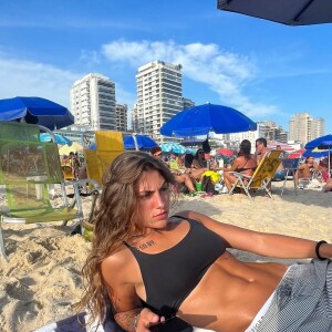 Apontada como affair de Yasmin Brunet, Mia Carvalho é fã de tatuagens e praia