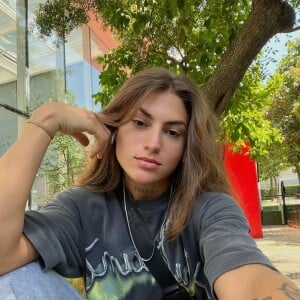 Apontada como affair de Yasmin Brunet, Mia Carvalho é fã de selfies