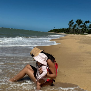 Em praias baianas, Mavie apareceu curtindo muito um dia de muito sol com a mamãe