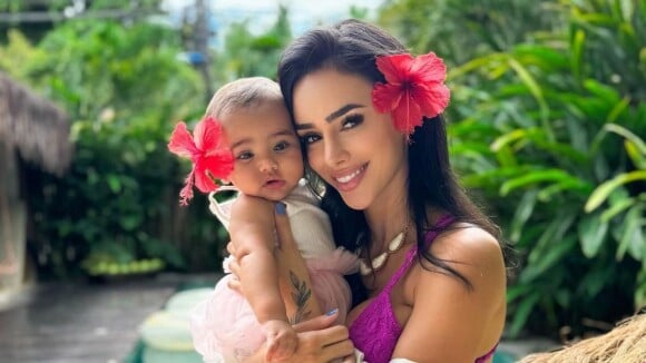 Que fofura! Mavie, filha de Bruna Biancardi e Neymar, surge de biquíni de crochê em praia e encanta web: 'Verdadeira princesa'