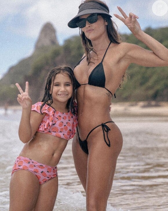 Após o fim da novela 'Elas por Elas', Deborah Secco saiu de férias junto da filha Maria Flor, de 8 anos