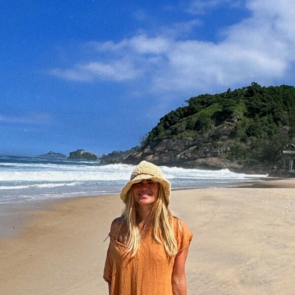 No entanto, nesta foto, um fã notou que Carolina Dieckmann aparecia com 6 dedos no pé
