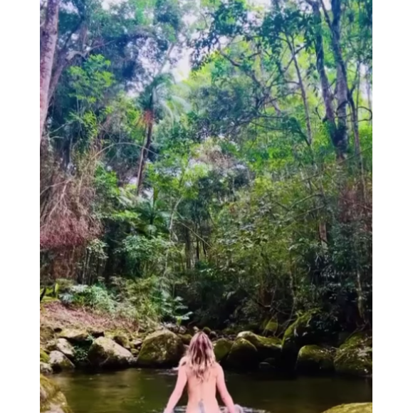 Leticia Spiller posou nua em um banho de cachoeira e deixou à mostra uma tatuagem pouco acima do bumbum