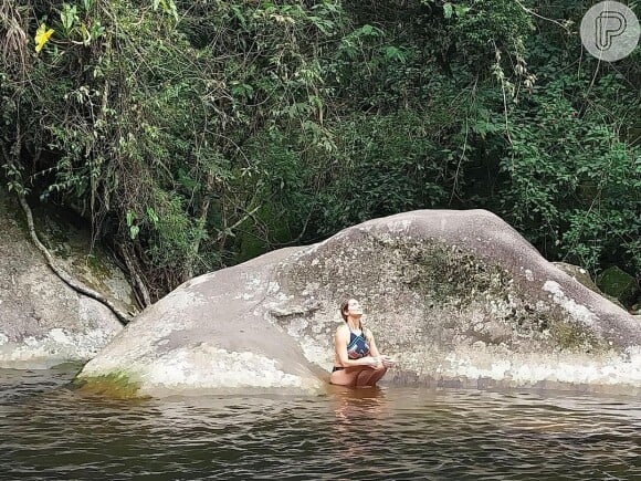 Leticia Spiller é completamente apaixonada por cachoeiras e compartilhou um novo vídeo curtindo muito um verdadeiro paraíso