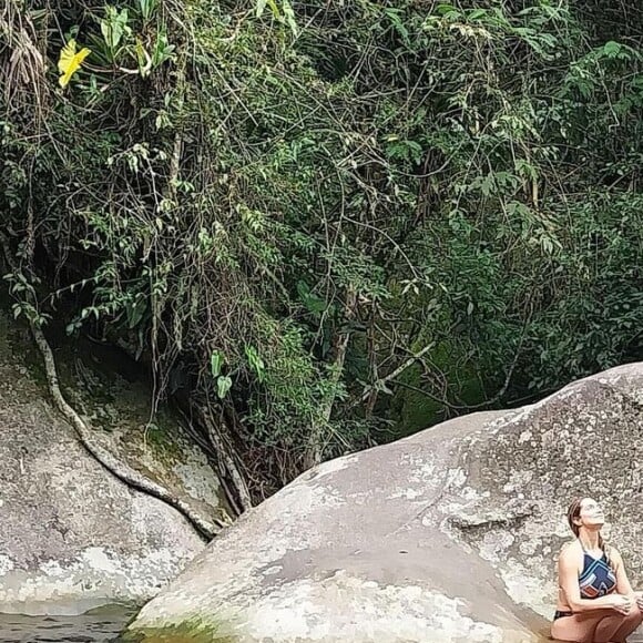 Leticia Spiller é completamente apaixonada por cachoeiras e compartilhou um novo vídeo curtindo muito um verdadeiro paraíso