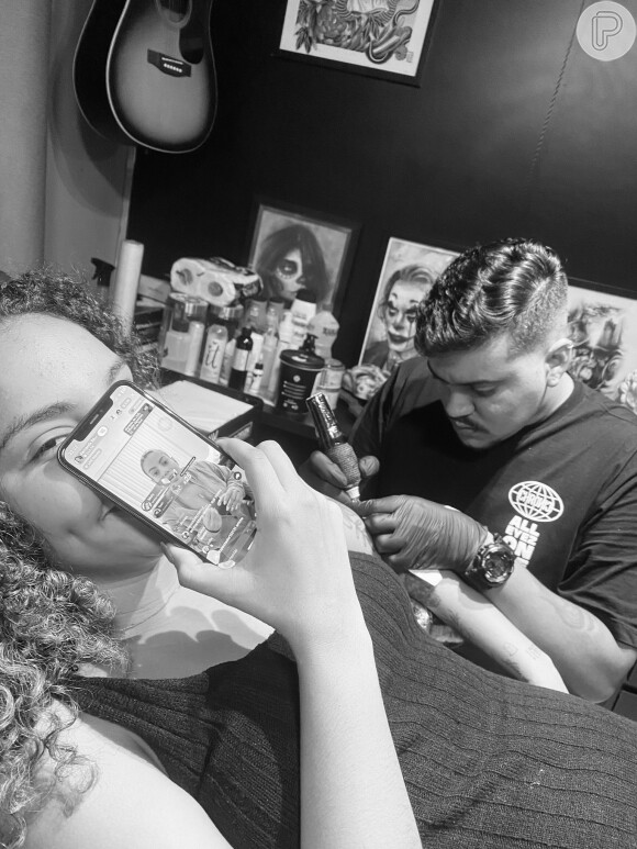 'BBB 24': Pitel fez sua tatuagem enquanto assistia uma live da amiga, Fernanda Bande
