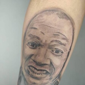 Ex de Anderson Leonardo, do Molejo, MC Maylon, agora May, lembrou que fez tatuagem para o cantor