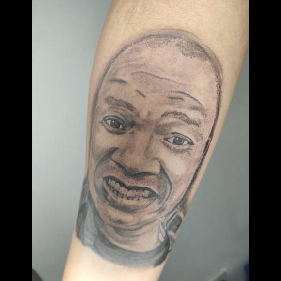 Ex de Anderson Leonardo, do Molejo, MC Maylon, agora May, lembrou que fez tatuagem para o cantor