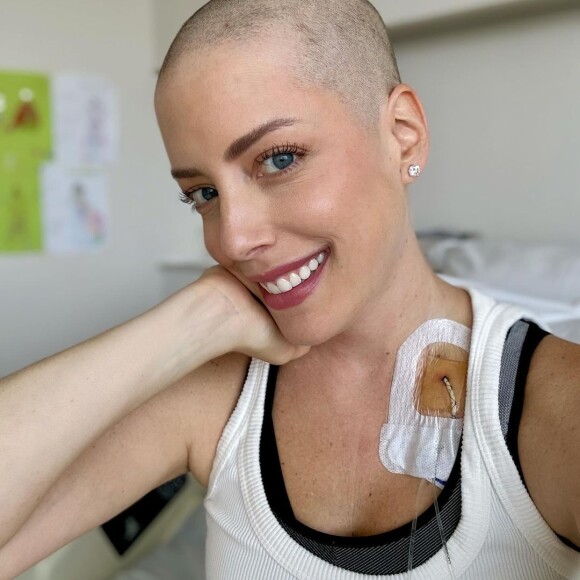 Fabiana Justus revelou que tem feito maquiagens básicas, sem base e máscara de cílios