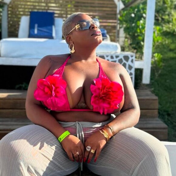 Jojo Todynho posa com biquíni extravagante e divide opiniões nas redes sociais