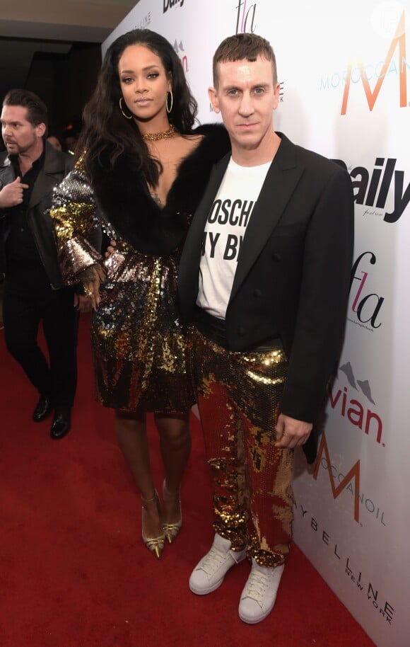Rihanna posa com o estilista Jeremy Scott