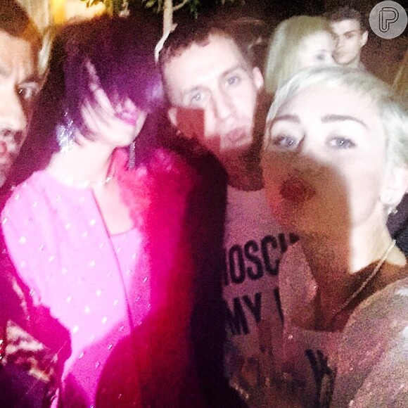 Miley Cyrus e Katy Perry posaram para selfie com Jeremy Scott