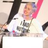 Miley Cyrus sobe ao palco Fashion Los Angeles Awards Show