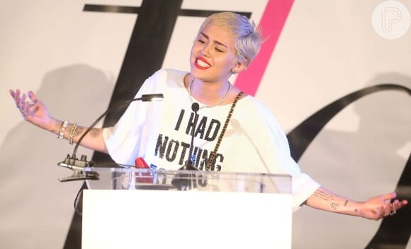 Miley Cyrus sobe ao palco Fashion Los Angeles Awards Show