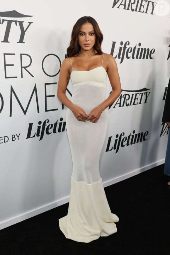 Anitta apostou em um vestido longo branco e transparente para o Power of Women, da Variety