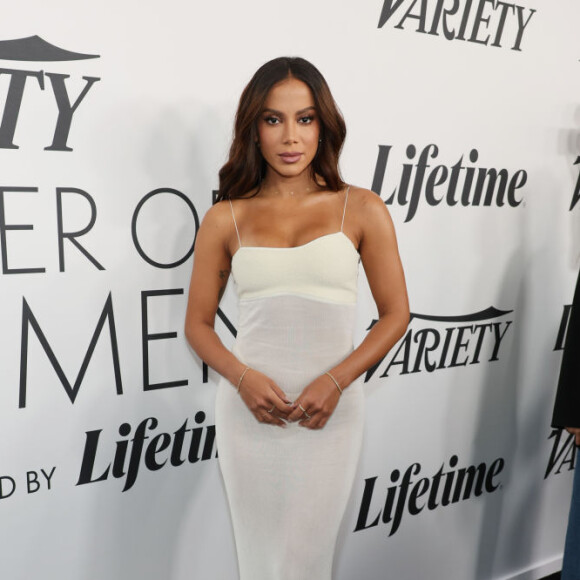 Anitta apostou em um vestido longo branco e transparente para o Power of Women, da Variety