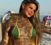 'Mulher mais tatuada do Brasil' divide opiniões em vídeo tomando banho em praia