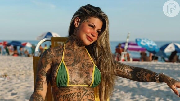 'Mulher mais tatuada do Brasil' divide opiniões em vídeo tomando banho em praia