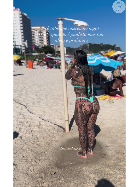 Leticia Desiree viralizou em um vídeo curtindo uma ducha em uma praia do Rio de Janeiro