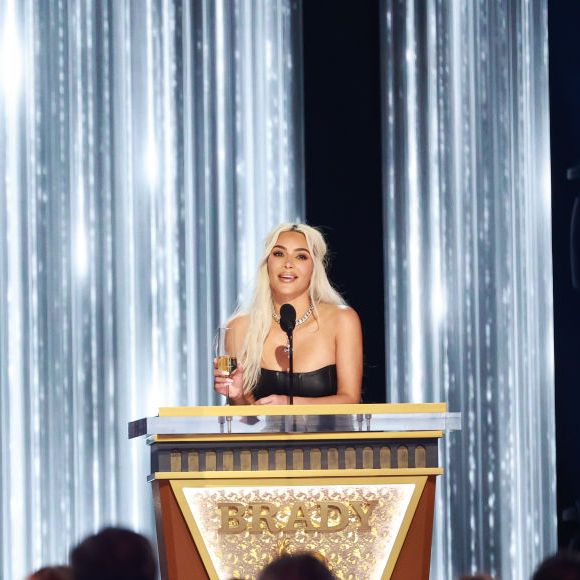 Kim Kardashian falou sobre suposto affair com Tom Brady em especial ao vivo da Netflix