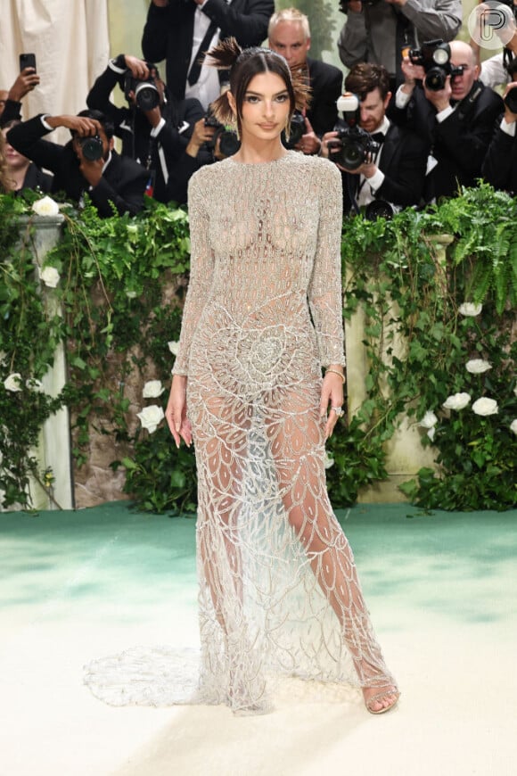 Nudez fashion: Emily Ratajkowski deixa seios e bumbum à mostra em look transparente no MET Gala 2024 e atrai os flashes!