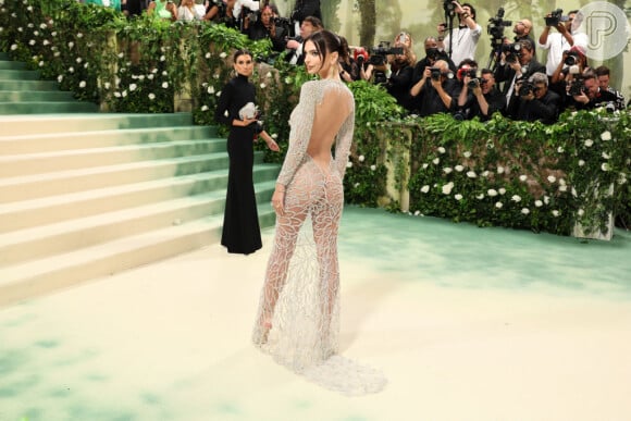 Nudez fashion: Emily Ratajkowski deixa seios e bumbum à mostra em look transparente no MET Gala 2024 e atrai os flashes!